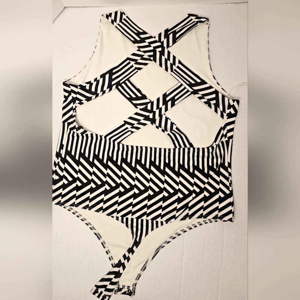 [EXPRESS] Geometric BodyContour High Neck Compression Strappy Back Bodysuit 《XL》 - Picture 14 of 15